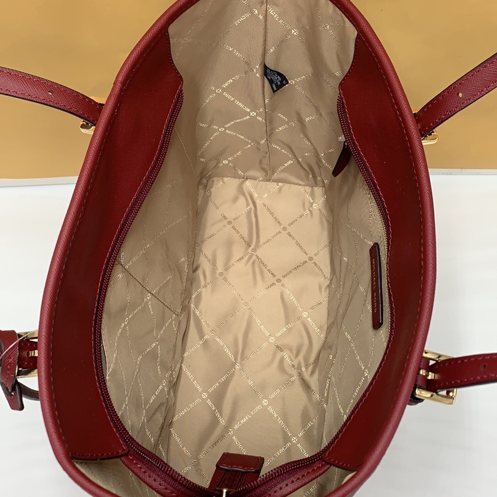 MICHAEL KORS LOGO SHOULDER
TOTE DARK CHERRY COLOR 14.75"W X
10"H × 5.5"D - Picture 15 of 16